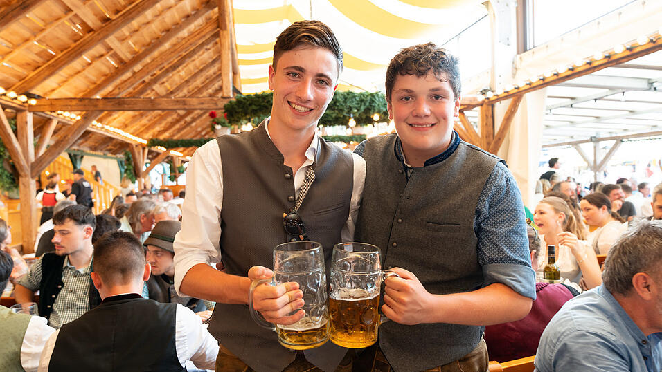 Die Partybilder vom Montag, 12. August 2024, aus dem Festzelt Nothaft. Die Partybilder vom Montag, 12. August 2024, aus dem Festzelt Nothaft.