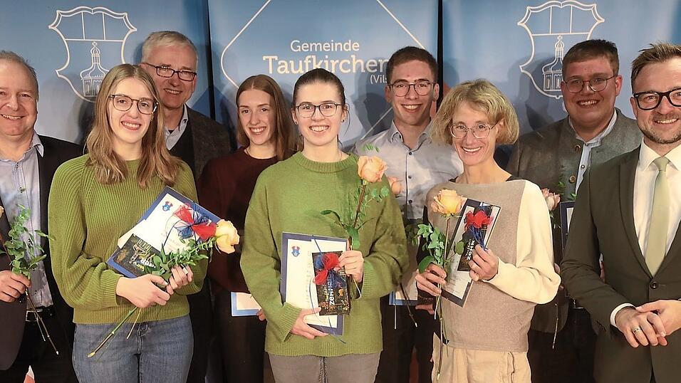 Die geehrten Absolventen und Schüler. Die geehrten Absolventen und Schüler.