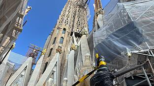 Mit der Kr&ouml;nung des Jesusturmes mit einem in Deutschland gebauten begehbaren Kreuzes hat die Basilika Sagrada Familia in Barcelona ihre endg&uuml;ltige H&ouml;he von 172,5 Metern erreicht. Bis zur Fertigstellung des 1882 begonnenen Baus wird es aber noch mindestens bis 2034 dauern.
