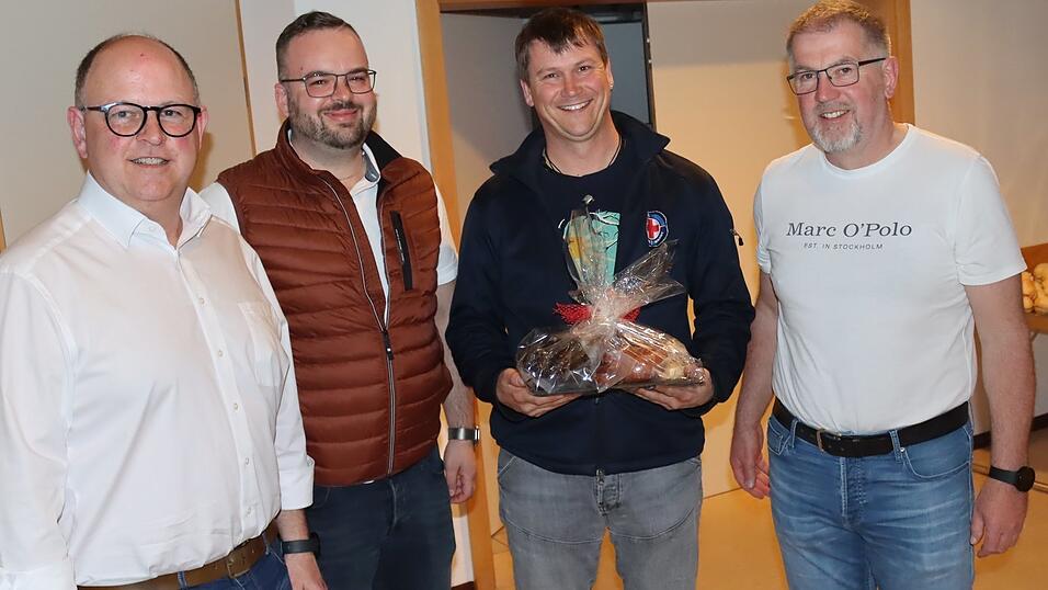 Im Beisein von Wachleiter Franz Obermeier (r.) und dem stellvertretenden Kreisgesch&auml;ftsf&uuml;hrer Christian Aulinger (2. v. l.) &uuml;berreichte BRK-Kreisgesch&auml;ftsf&uuml;hrer Franz Lobmeier (l.) an den ausgeschiedenen ehrenamtlichen Retter Andi Schmelmer ein Abschiedsgeschenk.