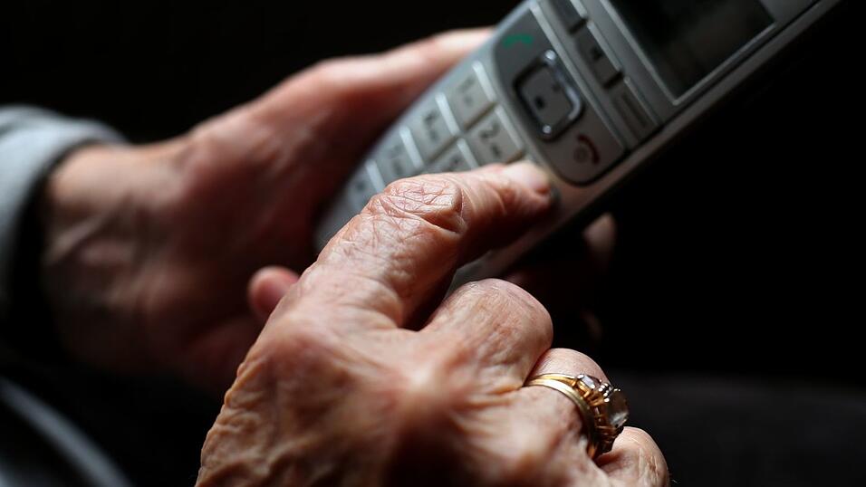 Eine Frau hat bei einem Telefonbetrug teure M&uuml;nzen und Goldbarren im Wert zwischen 500.000 und einer Million Euro &uuml;bergeben. (Symbolbild)