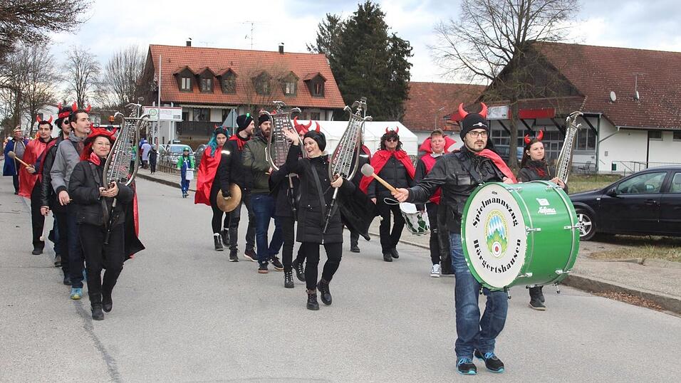 Viele Faschings-Fans haben sich am Samstag den Umzug in Langenbach angesehen. Viele Faschings-Fans haben sich am Samstag den Umzug in Langenbach angesehen.