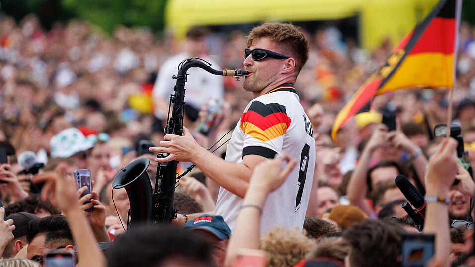 Ein einzelner Saxofonist kann Tausende unterhalten: Ganz Europa kennt nun André Schnura. Der „EM-Typ mit dem Saxofon“, wie er sich selbst nennt, heizte auf Fanmeilen ein. Es gibt kaum ein Lied, das er nicht spielen kann. Bald will er auf Tour gehen.