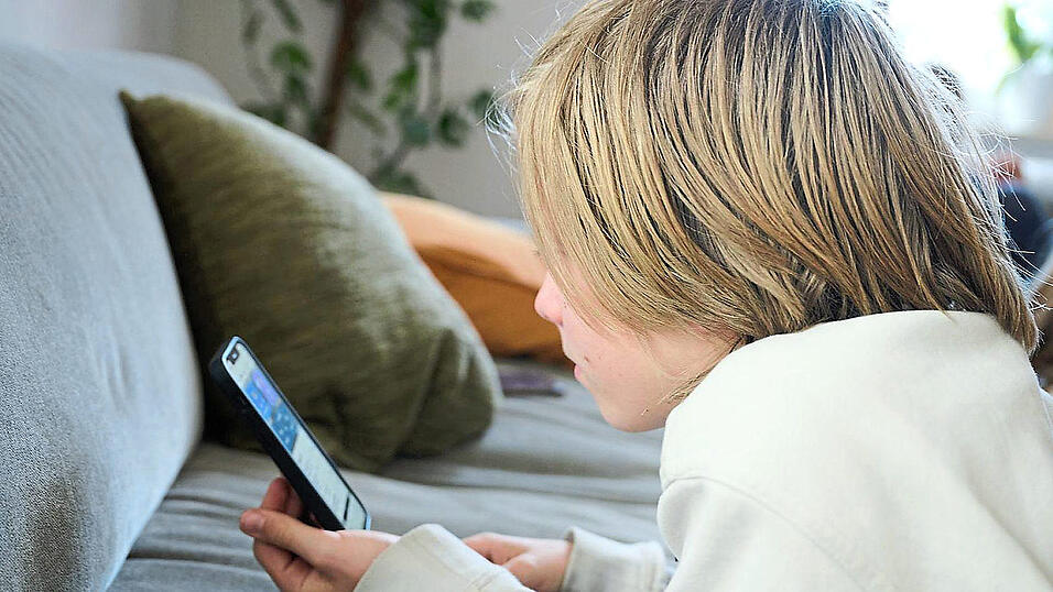 Ein Bub liegt auf einem Sofa und stiert in sein Smartphone. Ein 13-Jähriger aus Amberg ist nur noch zu Hause. Seit acht Monaten geht er nicht mehr zu Schule - wegen einer seltenen Erkrankung. Ein Bub liegt auf einem Sofa und stiert in sein Smartphone. Ein 13-Jähriger aus Amberg ist nur noch zu Hause. Seit acht Monaten geht er nicht mehr zu Schule - wegen einer seltenen Erkrankung.