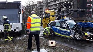 Bei dem Stra&szlig;enbahnunfall in Augsburg wurden zwei Polizisten und eine Tramfahrerin verletzt.