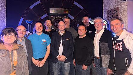 Die AfD-Kandidaten f&uuml;r den Stadtrat (von links): St&auml;dtische Angestellte im Ruhestand Margarete Niklas, Versicherungsmakler Peter Deiring, Student Jakub Jarczok, Berufskraftfahrer Torsten Reimann, Diplom-Ingenieur Thomas Stibbe, Maurermeister Norbert H&ouml;gl, Stadt- und Bezirksrat Konrad Denk, Maschinenschlosser Rene Grundl und Stra&szlig;enbauer Nico Kliem mit Mdl Johann M&uuml;ller (2.v.r.). Auf dem Foto fehlt Rentner Erich Markl.