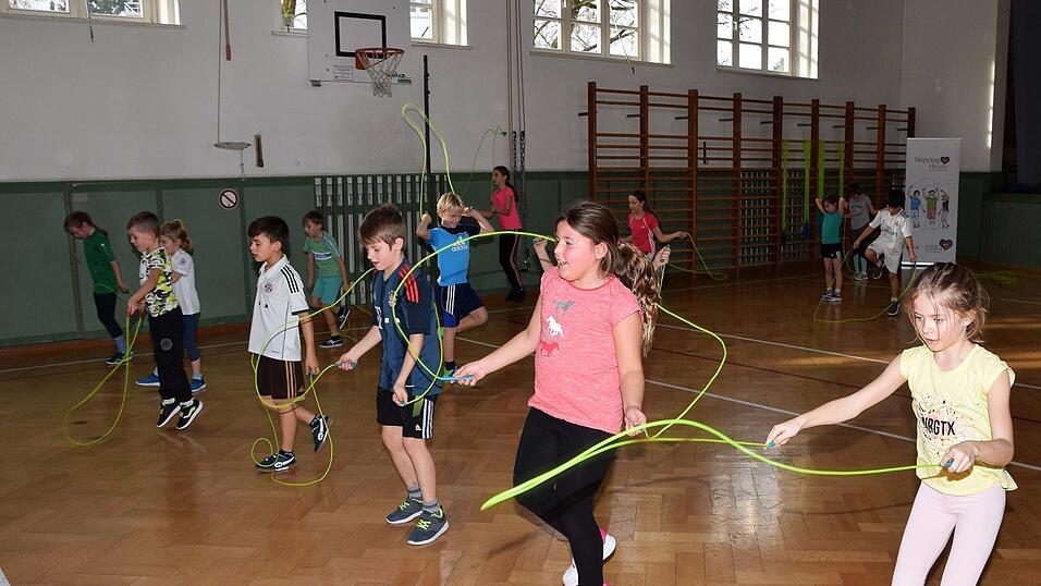 Die Buben und Mädchen zeigten ihre erlernten Sprünge, von 'Jogging Step' bis 'Side Straddle'. Die Buben und Mädchen zeigten ihre erlernten Sprünge, von 'Jogging Step' bis 'Side Straddle'.
