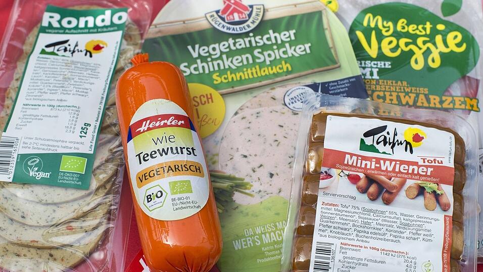 Fleischersatz wird auch in Deutschland immer beliebter. Entsprechende Produkte werden längst nicht mehr nur von Vegetariern oder Veganern gekauft. (Symbolbild) Fleischersatz wird auch in Deutschland immer beliebter. Entsprechende Produkte werden längst nicht mehr nur von Vegetariern oder Veganern gekauft. (Symbolbild)