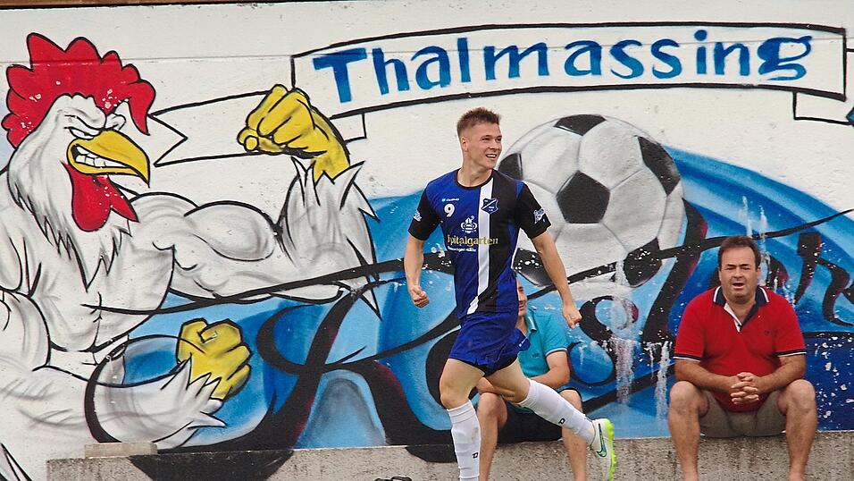Torschütze Florian Zweckerl vor der berühmten Roosters-Wand Torschütze Florian Zweckerl vor der berühmten Roosters-Wand