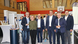 Erster Rundgang (v.r.): Peter Baumgartner, Peter Dreier, Alfred Holzner, Sebastian Hutzenthaler, Angela Schedlbauer, Ludwig Götz.