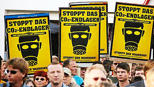 Auch die von Umweltschützern kritisch beäugte Option des CO2-Verpressens mit anschließender unterirdischer Einlagerung bleibt für die LMU-Wissenschaftler eine Option. Auch die von Umweltschützern kritisch beäugte Option des CO2-Verpressens mit anschließender unterirdischer Einlagerung bleibt für die LMU-Wissenschaftler eine Option.