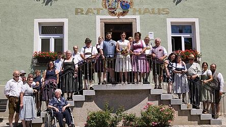 Veronika und Franz Vogl mit ihren Familien vor dem Rathaus in Grafenwiesen