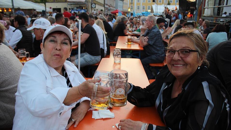 Viele Landshuter genossen ihren Freitagabend auf dem Bismarckplatzfest.