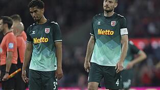 Verständlich ist die Enttäuschung bei Bryan Hein (links) und Florian Ballas, nachdem der Abstieg feststeht. Freilich waren die Regensburger Spieler auch stolz auf ihre Leistung beim 1:1 in Köln.