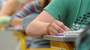 Unangekündigte Leistungsnachweise in den Schulen abschaffen? Eine entsprechende Petition ist im vergangenen Frühjahr im bayerischen Landtag gescheitert. Doch das Thema beschäftigt Schulen und Politik weiter.