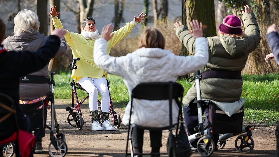 Seniorinnen - hier eine Yoga-Szene im Schlosspark K&ouml;then - vor allem in Ostdeutschland profitieren vielfach von der Grundrente. (Archivfoto)