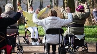 Seniorinnen - hier eine Yoga-Szene im Schlosspark K&ouml;then - vor allem in Ostdeutschland profitieren vielfach von der Grundrente. (Archivfoto)