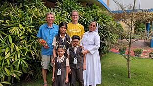 Peter (links) und Tommi Keil (Mitte hinten) mit ihren Patenkindern Nihala Rizam (von links), Steffiya Simi und Dhyan Sudheesh und Schwester Kala.