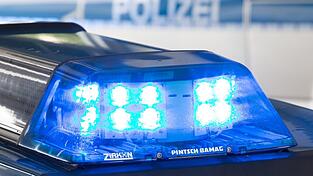 Nach einem Sekundenschlaf kam eine 43-Jährige von der Straße ab und verletzte sich schwer. (Symbolbild) Nach einem Sekundenschlaf kam eine 43-Jährige von der Straße ab und verletzte sich schwer. (Symbolbild)