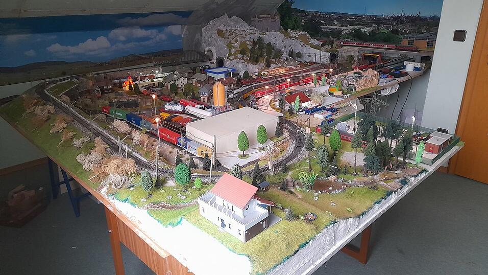 Tizian betreibt eine Modelleisenbahn auf einer Fl&auml;che von mittlerweile drei auf vier Metern.