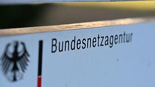 Ein Schild mit dem Schriftzug «Bundesnetzagentur» steht auf dem Gelände der Zentrale der Bonner Bundesbehörde.