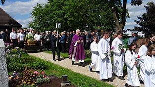 Wie einst Anni Daffner sie begleitete, so begleiteten nun viele Ministranten die beliebte Mesnerin auf ihrem letzten Weg. Wie einst Anni Daffner sie begleitete, so begleiteten nun viele Ministranten die beliebte Mesnerin auf ihrem letzten Weg.