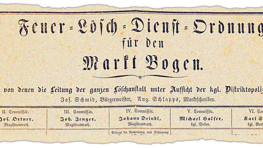 Diese alte „Feuer-Lösch-Dienst-Ordnung“ für den Markt Bogen ist vor 100 Jahren in einem Nachlass entdeckt worden. In dem Artikel, der im August 1925 im Straubinger Tagblatt erschienen ist, heißt es wörtlich: „Der Fund möge Anlaß geben, alten Speicherkram nie in Bausch und Bogen zu entfernen.“ Diese alte „Feuer-Lösch-Dienst-Ordnung“ für den Markt Bogen ist vor 100 Jahren in einem Nachlass entdeckt worden. In dem Artikel, der im August 1925 im Straubinger Tagblatt erschienen ist, heißt es wörtlich: „Der Fund möge Anlaß geben, alten Speicherkram nie in Bausch und Bogen zu entfernen.“