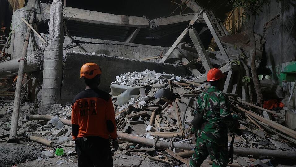Dutzende Menschen werden noch unter den Trümmern vermisst. Dutzende Menschen werden noch unter den Trümmern vermisst.