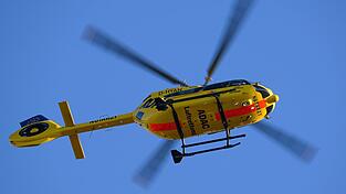 Ein Hubschrauber der ADAC Luftrettung fliegt am Himmel. (Archivbild)