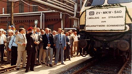 Der erste M&uuml;llzug aus Straubing trifft 1982 in Schwandorf ein, mit der Signalkelle gestoppt vom damaligen bayerischen Umweltminister Alfred Dick.