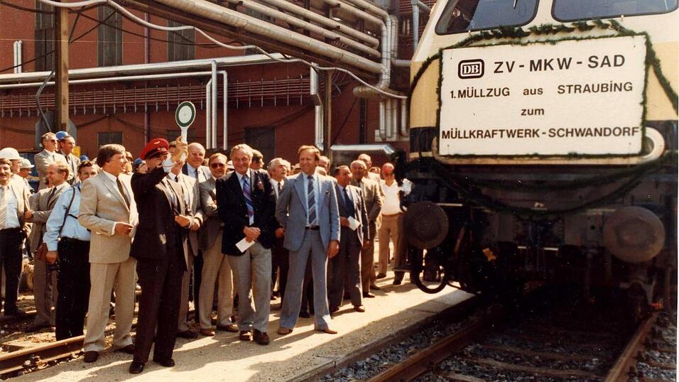 Der erste Müllzug aus Straubing trifft 1982 in Schwandorf ein, mit der Signalkelle gestoppt vom damaligen bayerischen Umweltminister Alfred Dick. Der erste Müllzug aus Straubing trifft 1982 in Schwandorf ein, mit der Signalkelle gestoppt vom damaligen bayerischen Umweltminister Alfred Dick.