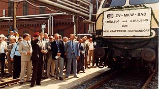 Der erste Müllzug aus Straubing trifft 1982 in Schwandorf ein, mit der Signalkelle gestoppt vom damaligen bayerischen Umweltminister Alfred Dick. Der erste Müllzug aus Straubing trifft 1982 in Schwandorf ein, mit der Signalkelle gestoppt vom damaligen bayerischen Umweltminister Alfred Dick.