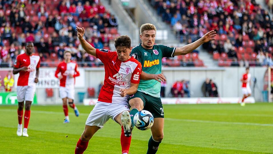 Der Regensburger Elias Huth (rechts), der als Joker in Halle das Siegtor k&ouml;pfte, hat in der Partie gegen Preu&szlig;en M&uuml;nster laut Trainer Enochs gute Chancen auf einen Startelf-Einsatz.