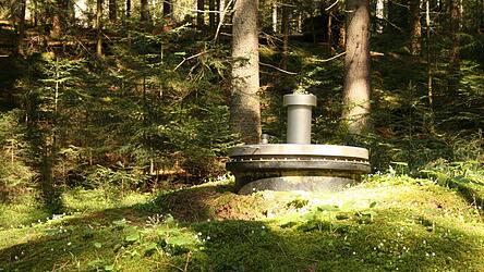 Quellfassung im Gebiet Bärnerau. Das Landratsamt will die Duldung der Quellen im Gebiet Bärnerau nicht verlängern und weist auf Konsequenzen hin, da kein wasserrechtlicher Schutz besteht. Als 'Problemfelder' werden das Waldhaus beziehungsweise die Beweidung des Grundstücks und die im Quellschutzgebiet liegende Forststraße angesehen.