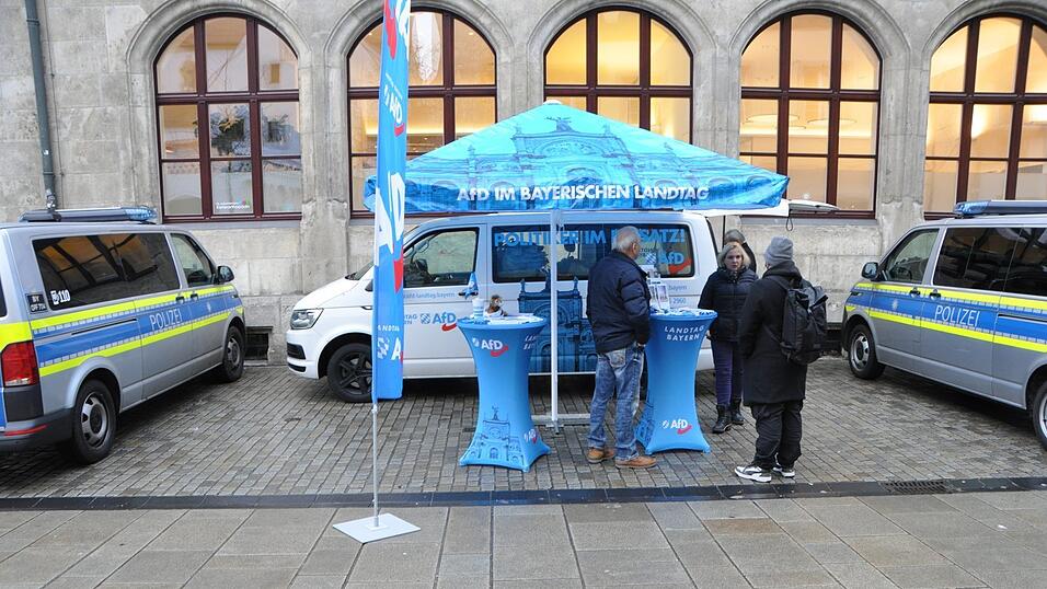 Der AfD-Bus war durch zwei Polizeifahrzeuge flankiert.