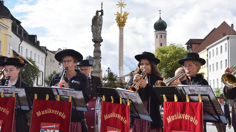 Wei&szlig;-blauer Himmel und Blasmusik: So ist es am Stadtplatz ganz besonders sch&ouml;n.