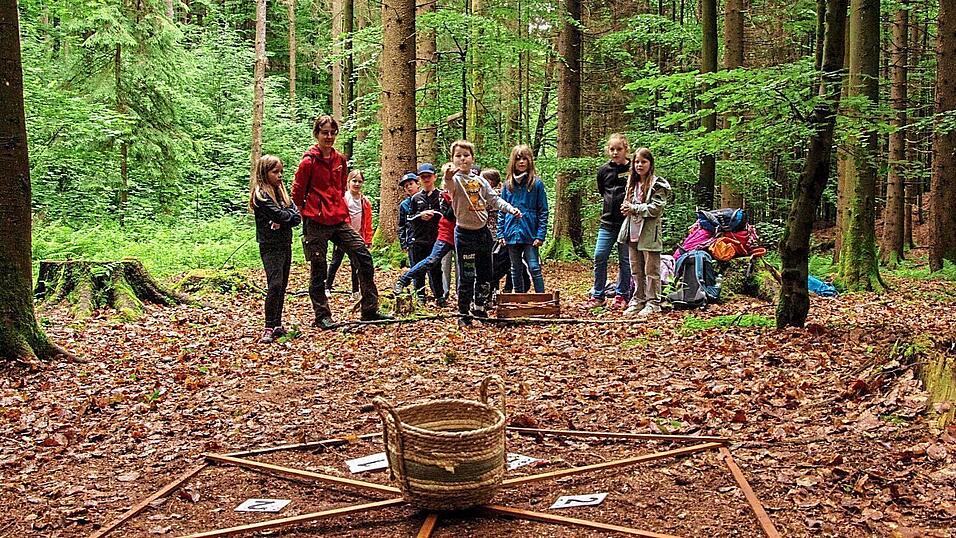 Wie immer sehr beliebt: Tannenzapfen-Werfen.