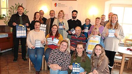 Neben dem MGH-Team hatten sich auch Anja Kürzinger, Thomas Vogl und Alois Nock von der Steuerungsgruppe, dritter Bürgermeister Wolfgang Kürzinger und einige „Türchenöffner“ zur Vorstellung des Begehbaren Adventskalenders im Mehrgenerationenhaus eingefunden.