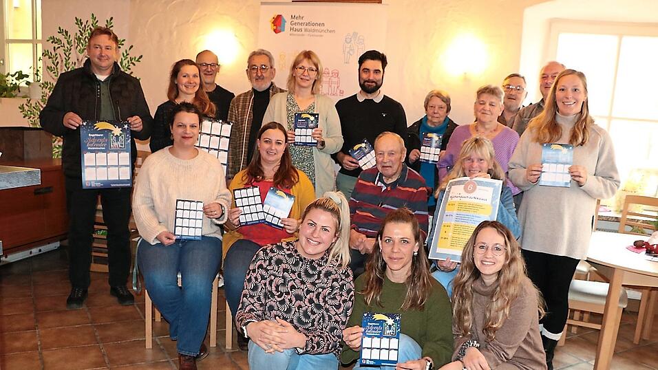 Neben dem MGH-Team hatten sich auch Anja Kürzinger, Thomas Vogl und Alois Nock von der Steuerungsgruppe, dritter Bürgermeister Wolfgang Kürzinger und einige „Türchenöffner“ zur Vorstellung des Begehbaren Adventskalenders im Mehrgenerationenhaus eingefunden. Neben dem MGH-Team hatten sich auch Anja Kürzinger, Thomas Vogl und Alois Nock von der Steuerungsgruppe, dritter Bürgermeister Wolfgang Kürzinger und einige „Türchenöffner“ zur Vorstellung des Begehbaren Adventskalenders im Mehrgenerationenhaus eingefunden.