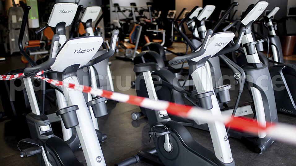 Nach wie vor müssen Fitnessstudios wegen der Pandemie geschlossen bleiben.