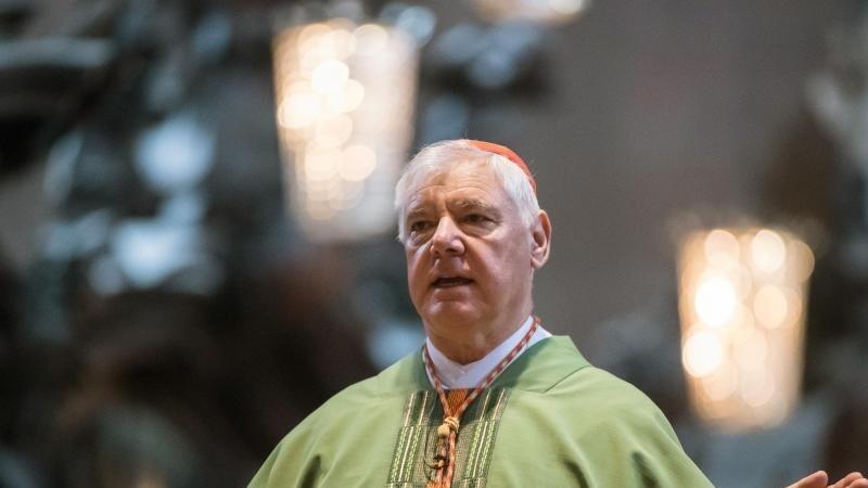 Kardinal Gerhard Ludwig M&uuml;ller breitet im Dom die Arme aus.