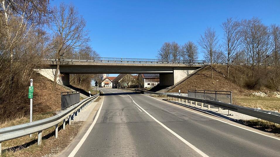 Das Staatliche Bauamt setzt f&uuml;nf Br&uuml;cken im Zuge der B299 bei Geisenhausen instand. Zugleich wird die B299 im Zuge der Br&uuml;ckenbauarbeiten erneuert. Zudem erh&auml;lt der Auffahrtsast der St 2054 einen Beschleunigungsstreifen in die Fahrtrichtung Landshut, um das Einf&auml;deln insbesondere morgens zu erleichtern.