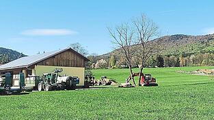 Bagger und Lader stehen schon bereit: Der Gemeinderat bef&uuml;rwortet den Bau einer Maschinenhalle am Schafhof.