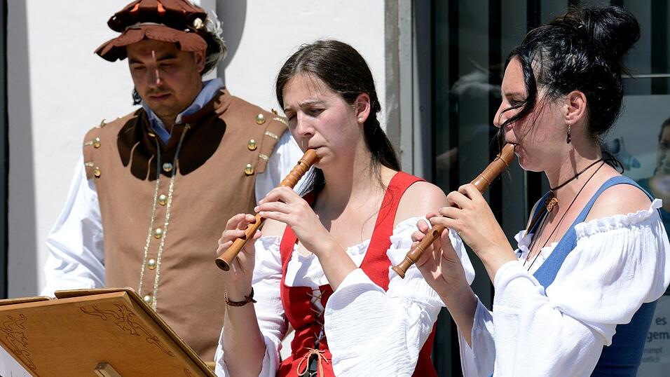 Mittelalter-Flair und super Stimmung: Die lange Einkaufsnacht 'Schlaflos' war gleichzeitig der Auftakt zum Mittelalter-Fest in Straubing. Mittelalter-Flair und super Stimmung: Die lange Einkaufsnacht 'Schlaflos' war gleichzeitig der Auftakt zum Mittelalter-Fest in Straubing.