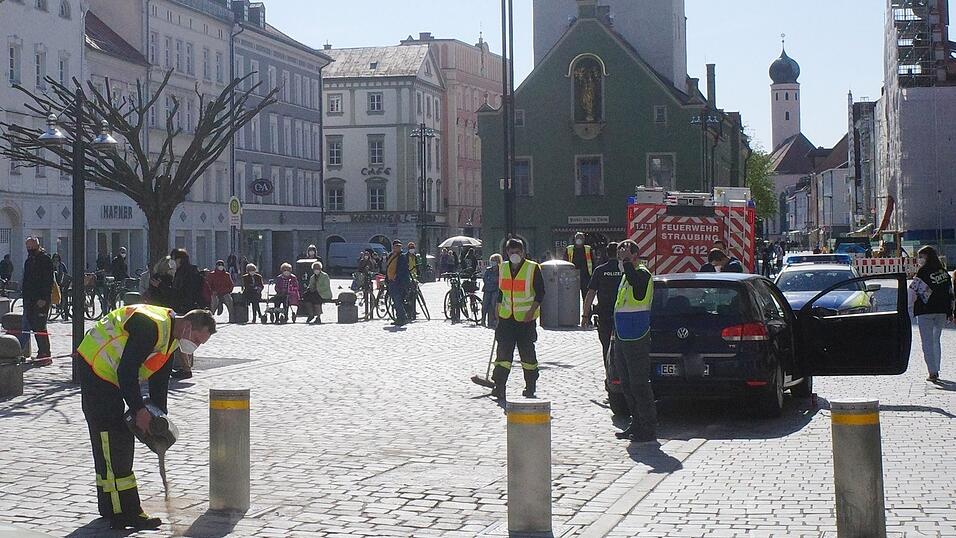 Mit Bindemittel wurde von der Freiwilligen Feuerwehr &Ouml;l gesichert.