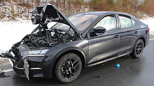 Die Fahrerin (22) wurde leicht verletzt, ihr Wagen musste abgeschleppt werden. Die Fahrerin (22) wurde leicht verletzt, ihr Wagen musste abgeschleppt werden.