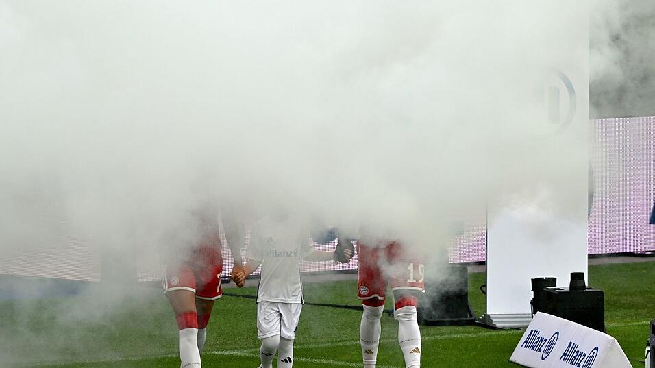 Der FC Bayern lässt sich beim Teamtag bejubeln. Der FC Bayern lässt sich beim Teamtag bejubeln.