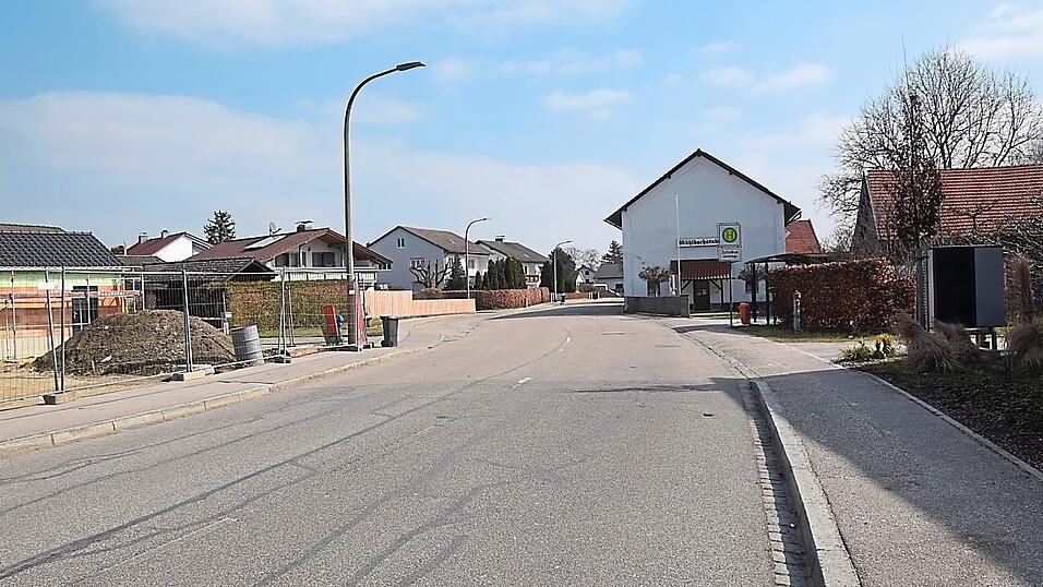 Vom Kreisverkehr bis zur Osserstraße erhält die Sossauer Straße ein neues 'Gesicht'. Wer wissen will welches, braucht nur wenige Meter in die Geratsberger Straße fahren. Das ideale Anschauungsobjekt. Vom Kreisverkehr bis zur Osserstraße erhält die Sossauer Straße ein neues 'Gesicht'. Wer wissen will welches, braucht nur wenige Meter in die Geratsberger Straße fahren. Das ideale Anschauungsobjekt.