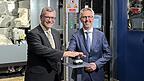 Staatskanzleichef Florian Herrmann (links) und BMW-Vorstand Joachim Post drückten den symbolischen Knopf zum Start.