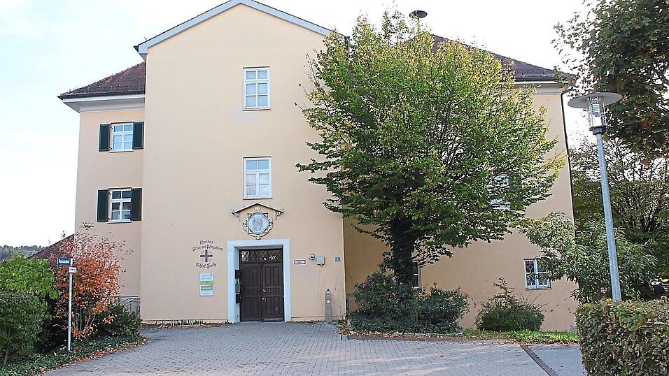 Bei der Besichtigung des ehemaligen Caritas-Altenheims Schloss Furth brachte der Gemeinderat Anregungen zur möglichen Nachnutzung ein. Bei der Besichtigung des ehemaligen Caritas-Altenheims Schloss Furth brachte der Gemeinderat Anregungen zur möglichen Nachnutzung ein.